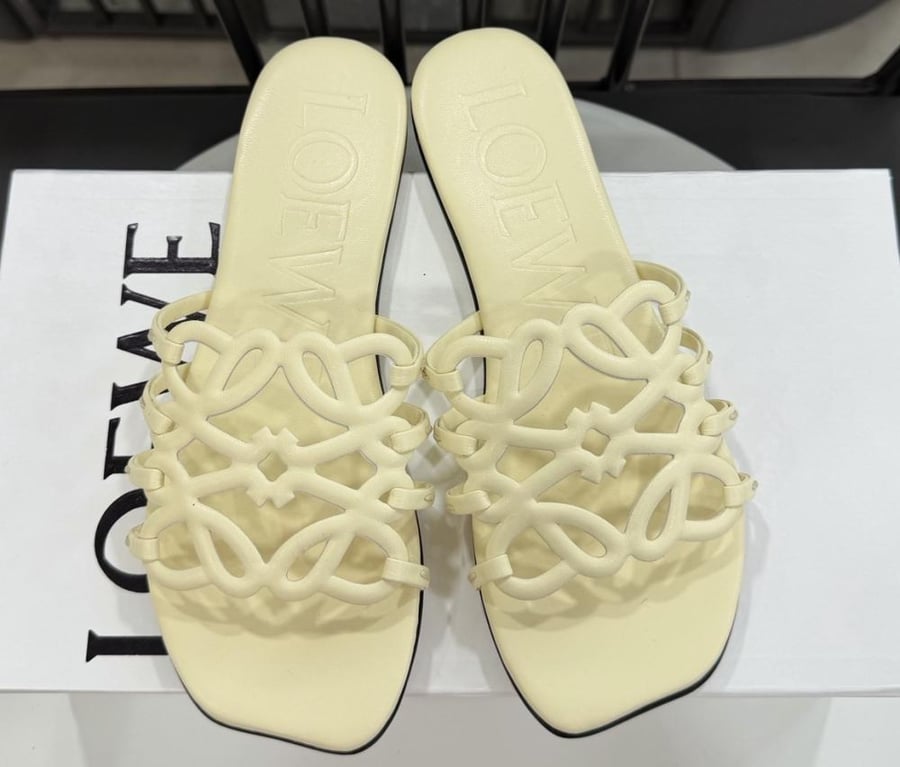 سليبر لويفي نسائي أصفر | Loewe Anagram | Mirror Quality