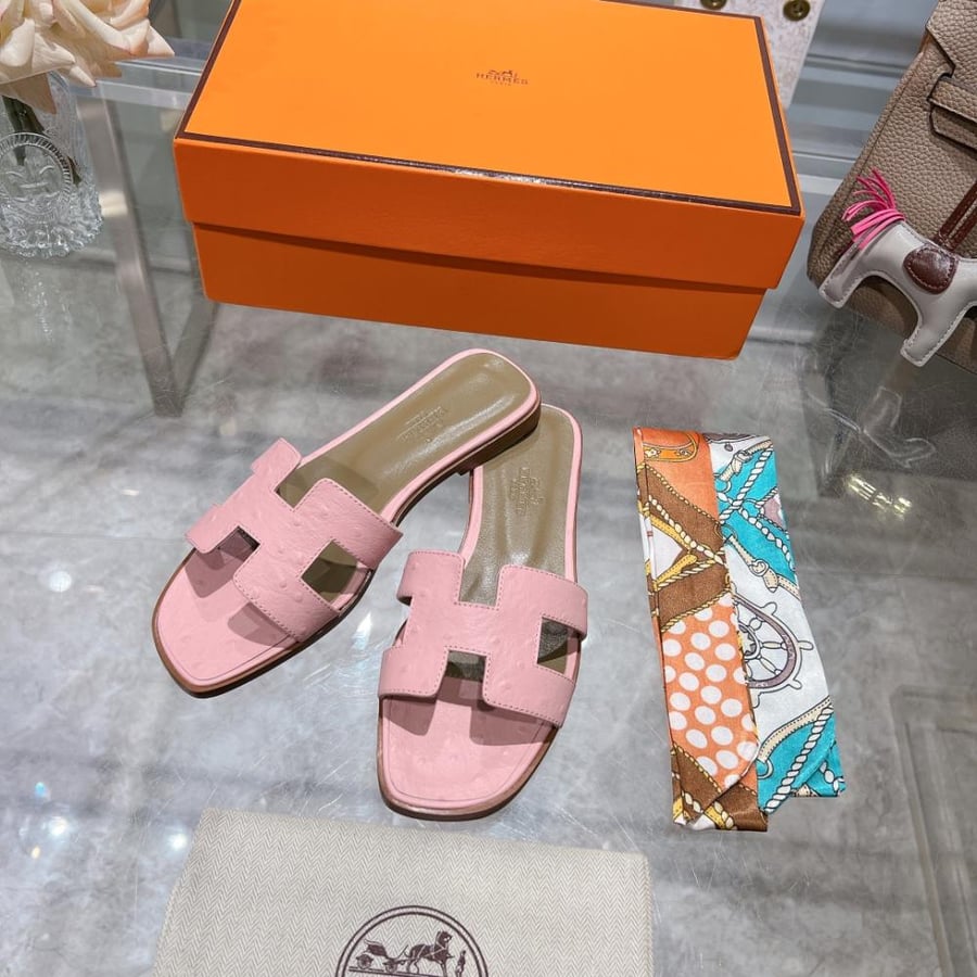 سليبر هيرمز نسائي وردي | جلد طبيعي فاخر | Hermes Slippers