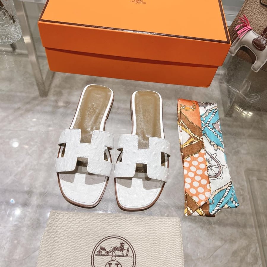 سليبر هيرمز نسائي أبيض | جلد طبيعي فاخر | Hermes Slippers