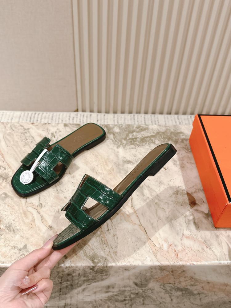 سليبر هيرمز نسائي أخضر | جلد طبيعي فاخر | Hermes Slippers