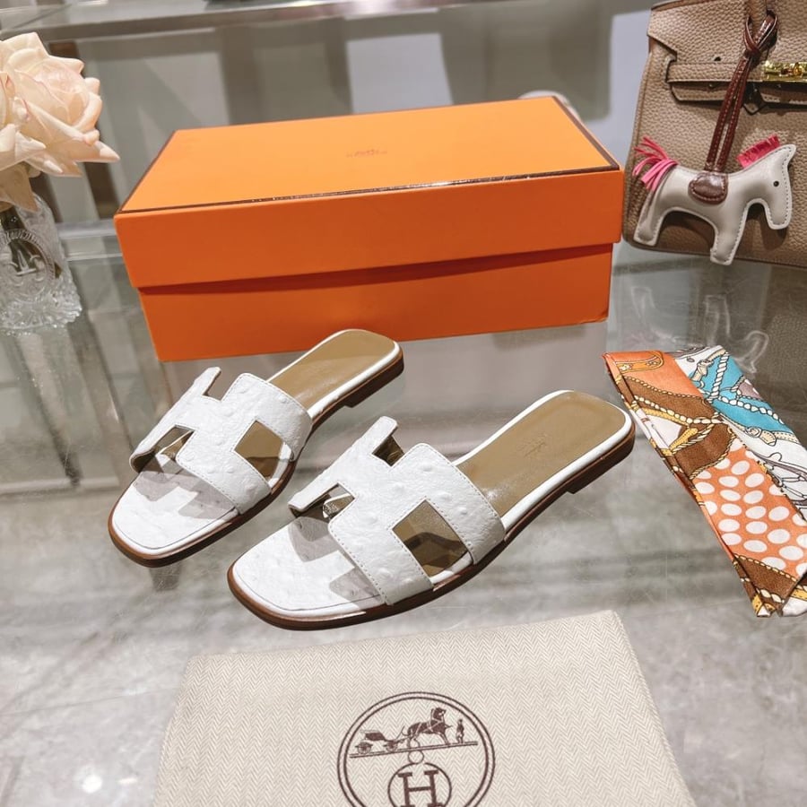 سليبر هيرمز نسائي أبيض | جلد طبيعي فاخر | Hermes Slippers