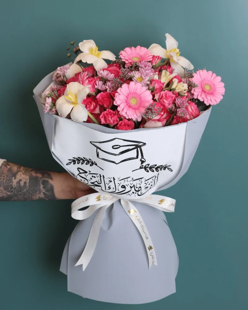 بوكيه التخرج الوردي – أناقة الأبيض والوردي