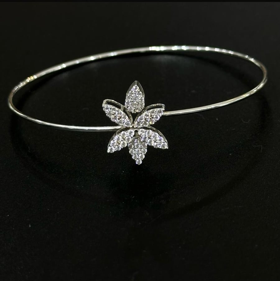 White gold bracelet with diamond design