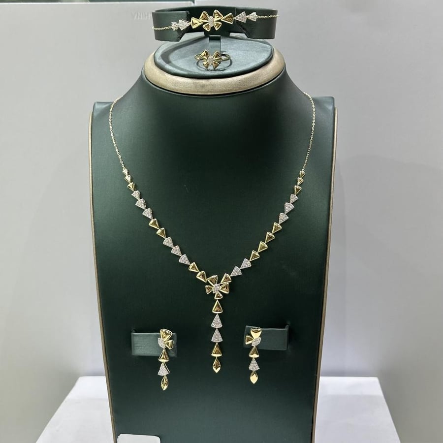 18 karat gold set, weight 8.7 grams