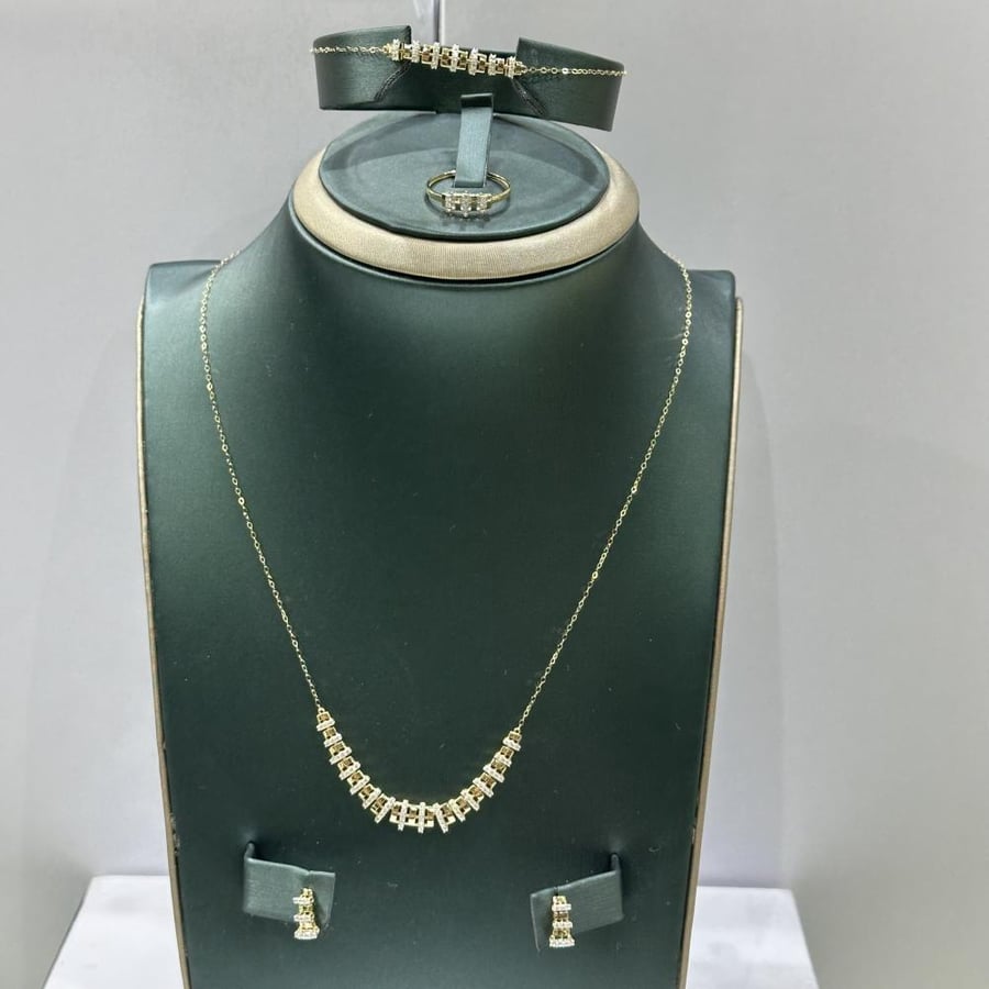 Gold set 18 karat weight 4.66 grams
