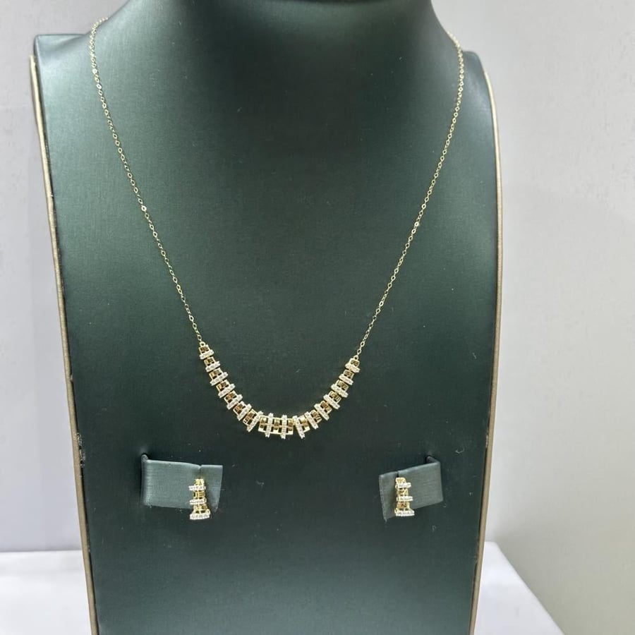 Gold set 18 karat weight 4.66 grams