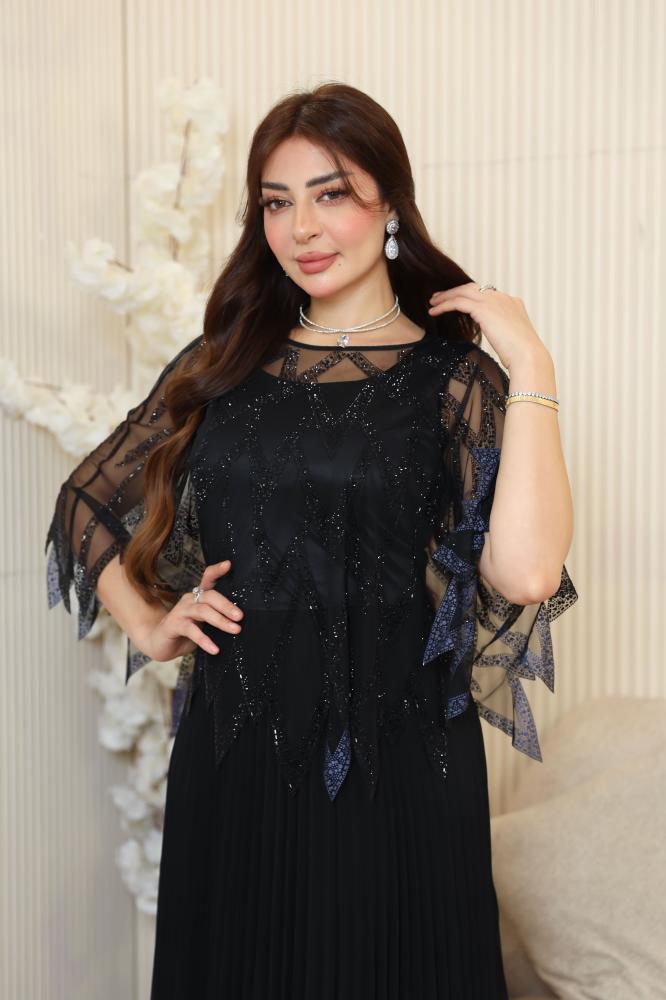 فستان سهرة أسود بترتر وأكمام شبكية واسعة