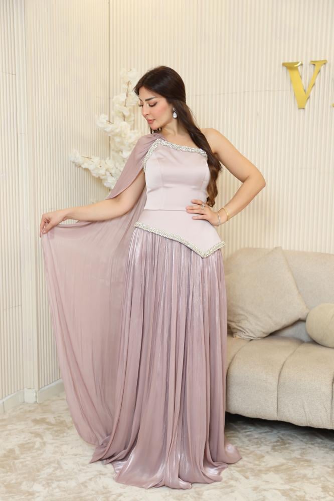 فستان سهرة وردي غباري بكتف واحد وكاب كريستالي