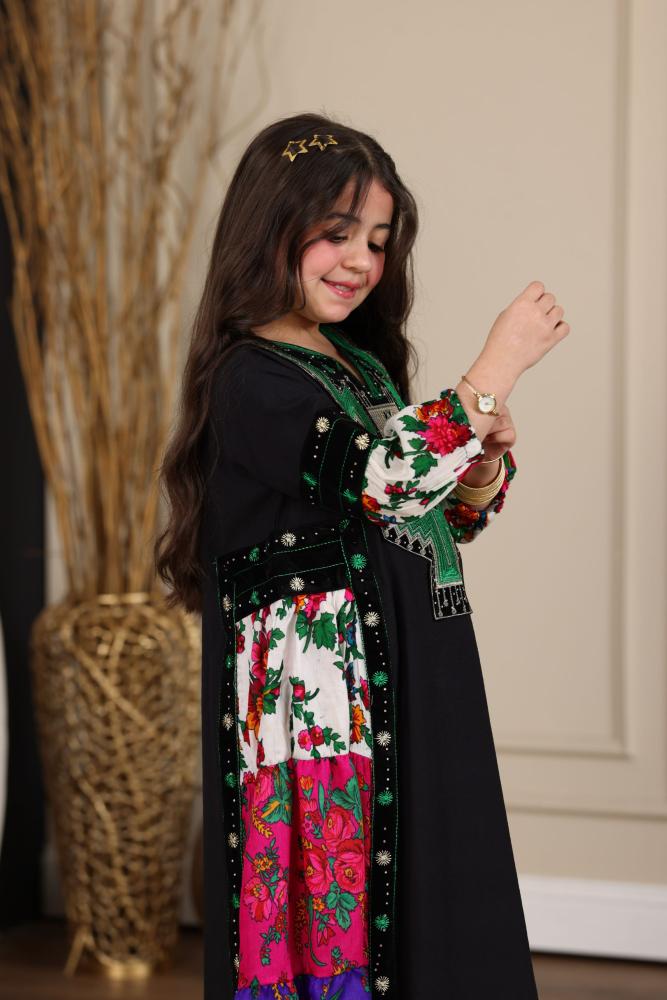 جلابية كريب بناتية بتطريز عسيري وتداخل الكلفة الجنوبية والقماش الشالكي