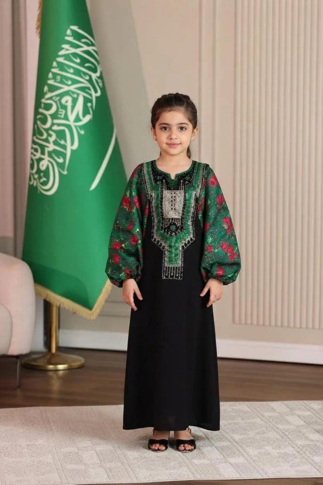 جلابية بناتية كريب فراشة بتطريز عسيري وأكمام شالكي
