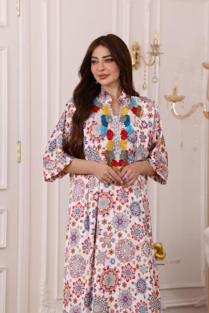 جلابية ساتان كم قصير بتطريز شك يدوي في الصدر