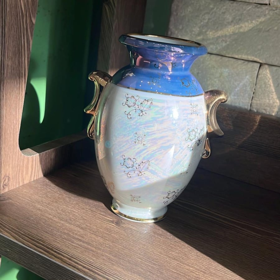 A rare Japanese-made fine porcelain vase from the 1980s, in the Romeo and Juliet style.