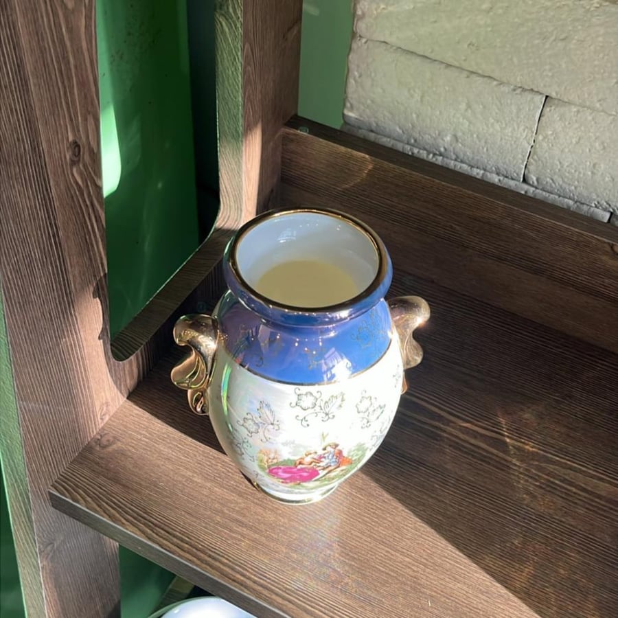 A rare Japanese-made fine porcelain vase from the 1980s, in the Romeo and Juliet style.