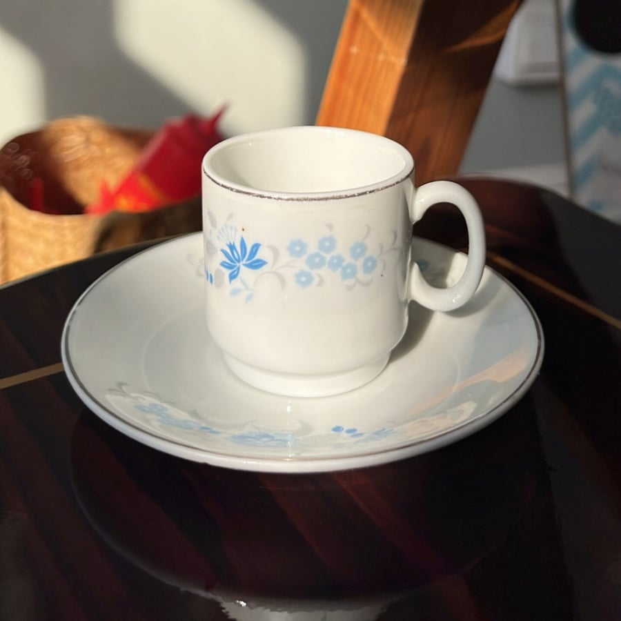 فنجان عتيق حجم صغير جداً
