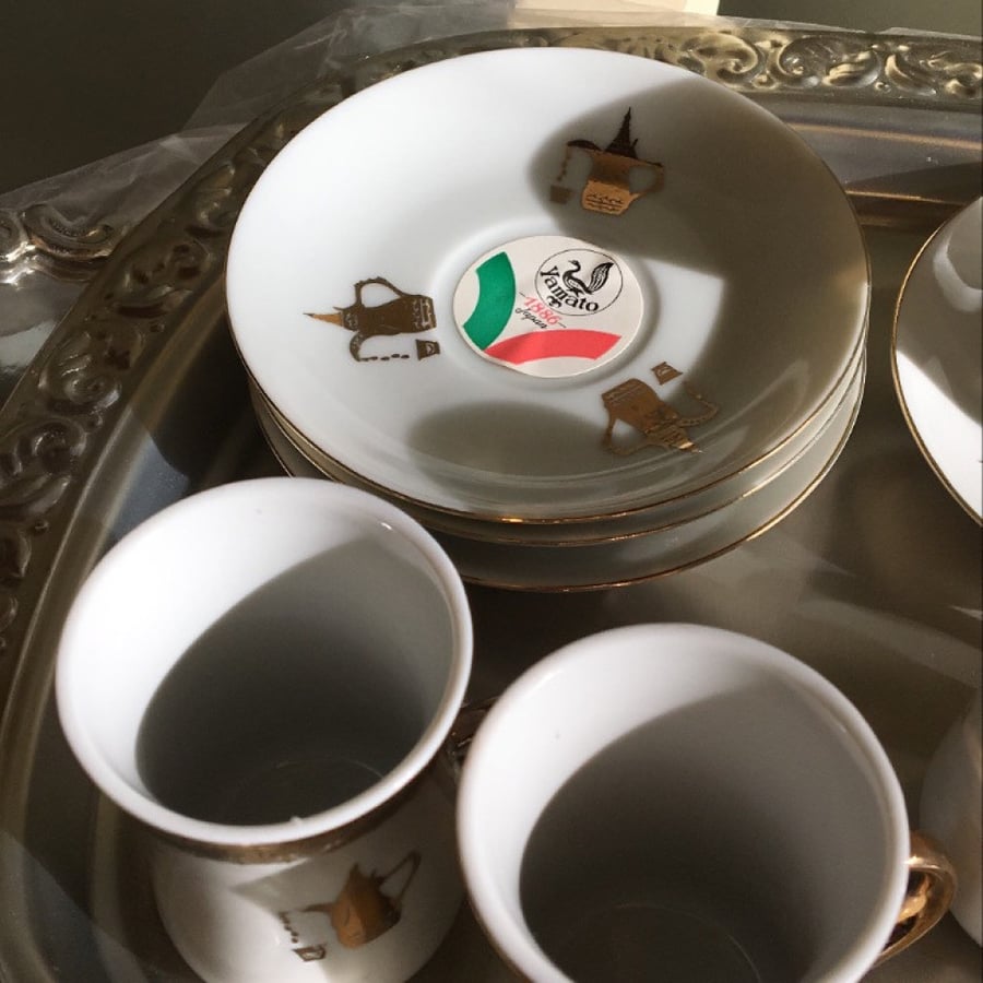 نص درزن بيالات مع صحونهم