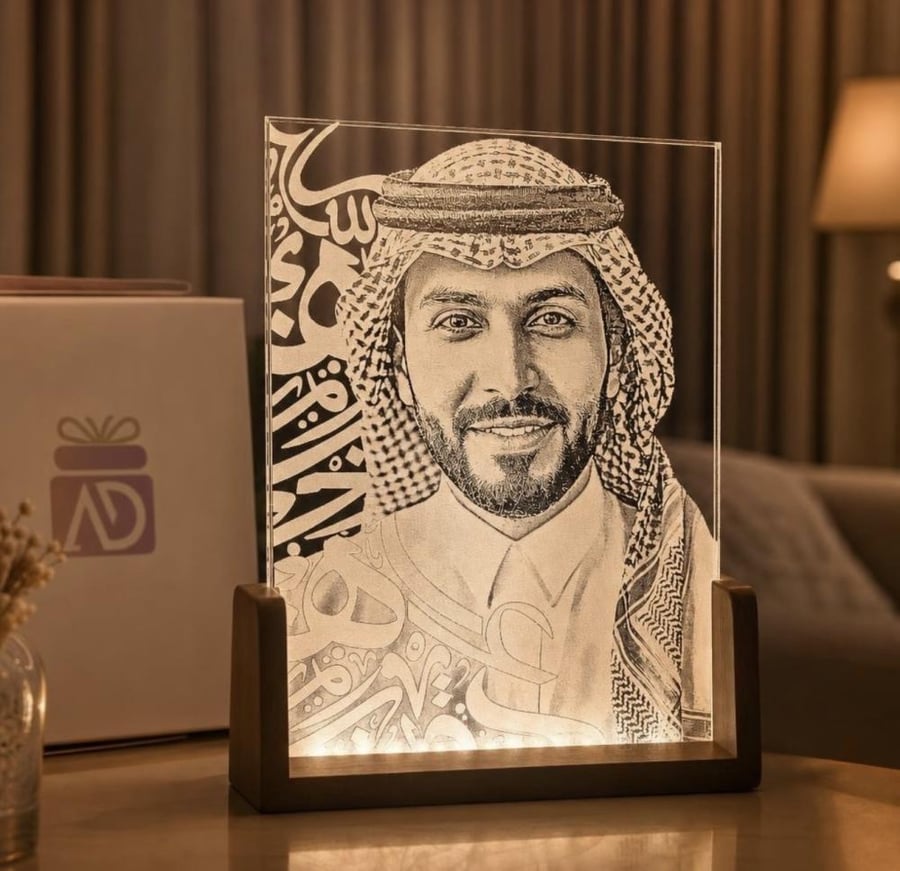 اللوحة المضيئة مع زخرفة عربي