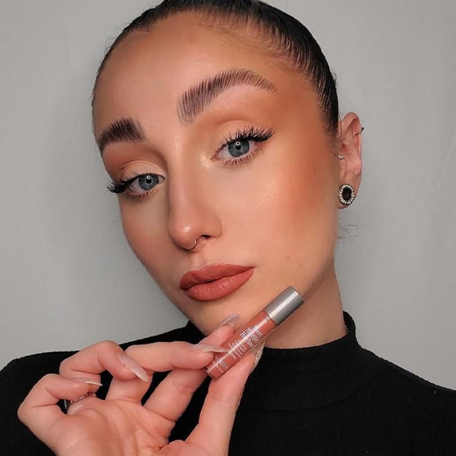 أحمر شفاه سائل مات من theBalm درجة جنورس بني طبيعي