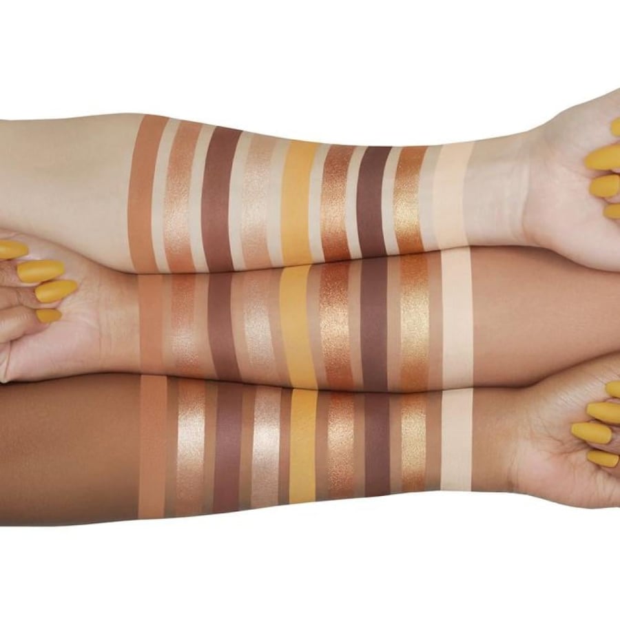 باليت ظلال عيون 9 ألوان بني توفي من Huda Beauty علبة ذهبية