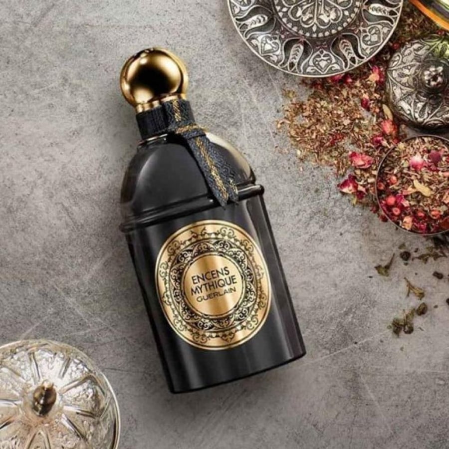 عطر انسنس ميثك او دو برفيوم من Guerlain بزجاجة سوداء وغطاء ذهبي