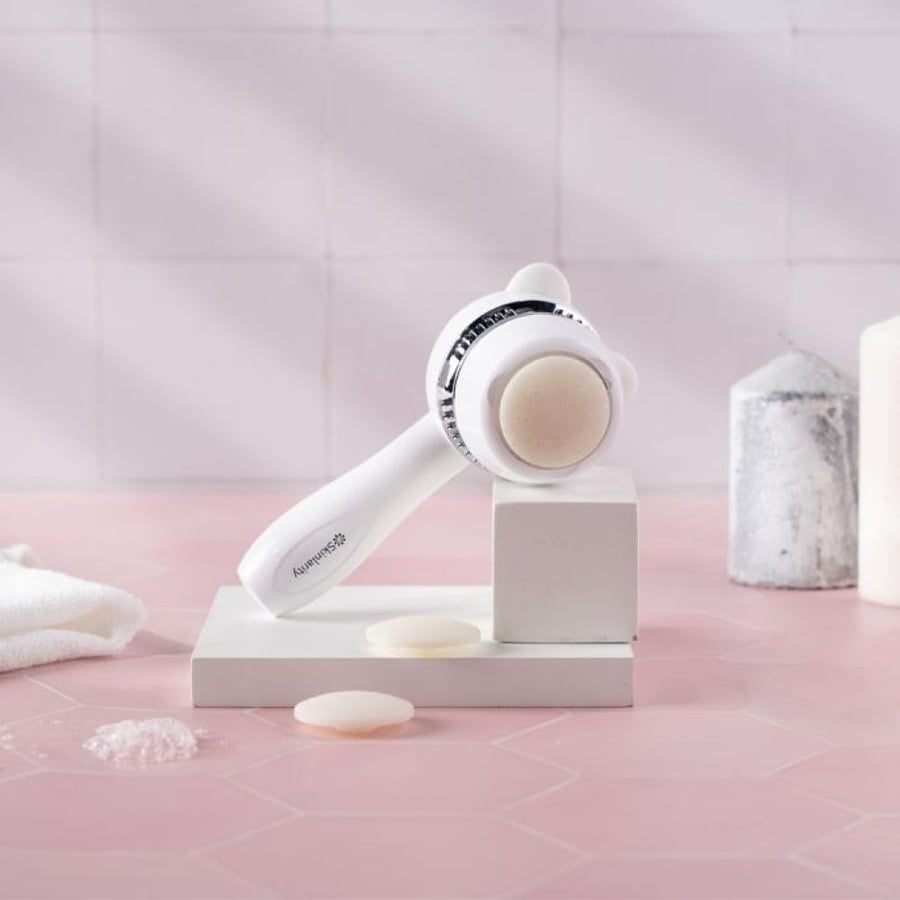 جهاز تقشير القدم الكهربائي سكينفينتي Skinfinity أبيض برأس دائري ومقبض مريح