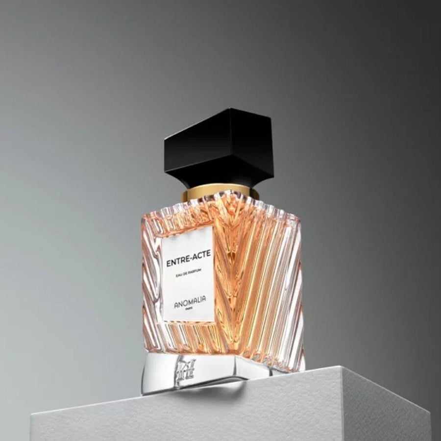 عطر او دو برفيوم انتري أكت من انوماليا باريس زجاجة زجاجية بلمسة ذهبية