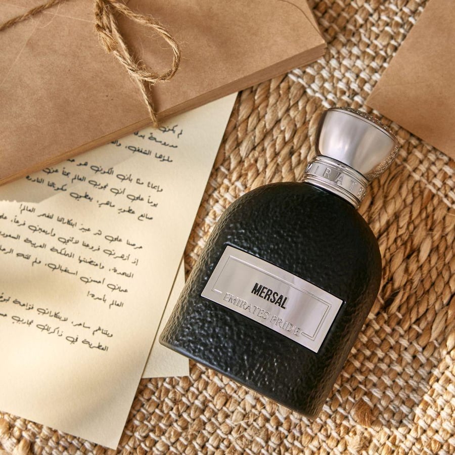 عطر بارفيوم فخر الإمارات من Mersal زجاجة أسود بغطاء فضي