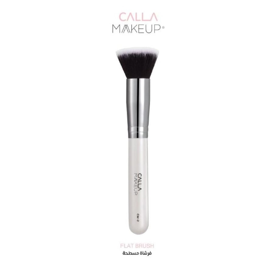 فرشاة كريم أساس مسطحة CM2 من Calla Makeup بلون أبيض ومقبض أسطواني