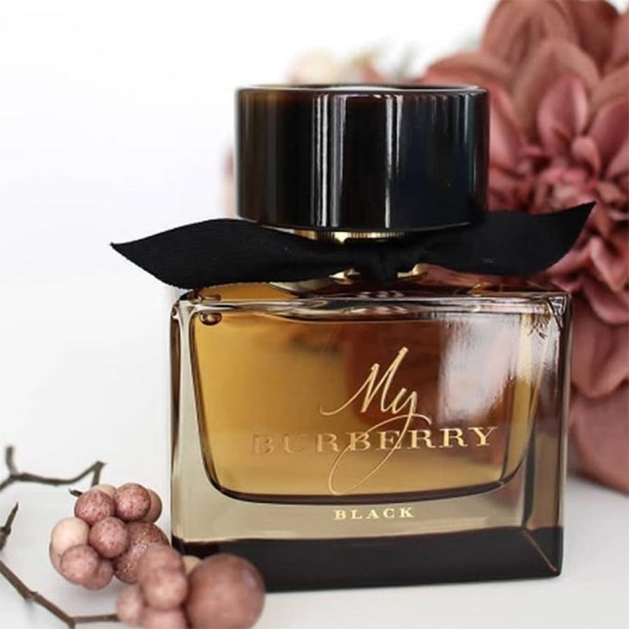 عطر ماي بربري بلاك بارفيوم من Burberry بزجاجة زجاجية بنية بشريط أسود