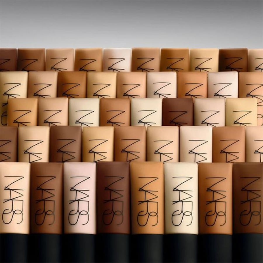 كريم أساس مات Soft Matte Complete من NARS بدرجات بيج وبني