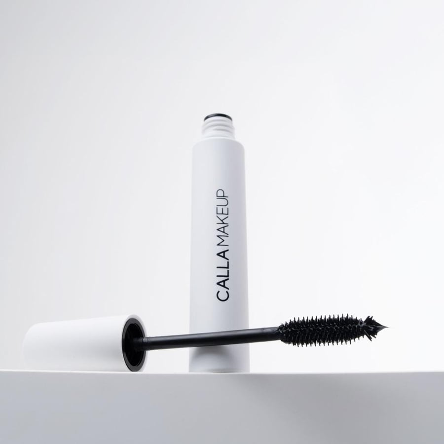 مسكارا اكستريم فوليوم من CALLA MAKEUP أسود بفرشاة حجمية وأنبوب أبيض