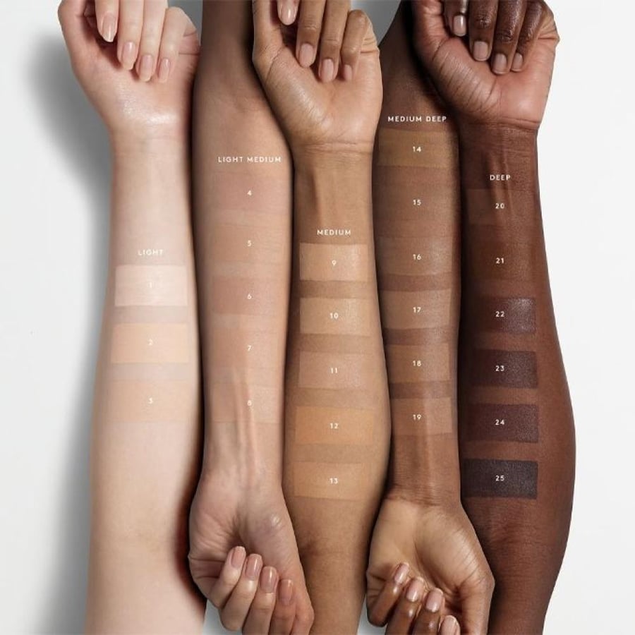 تنت البشرة إيز دروب بلورينج من Fenty Beauty بدرجات بيج وبني