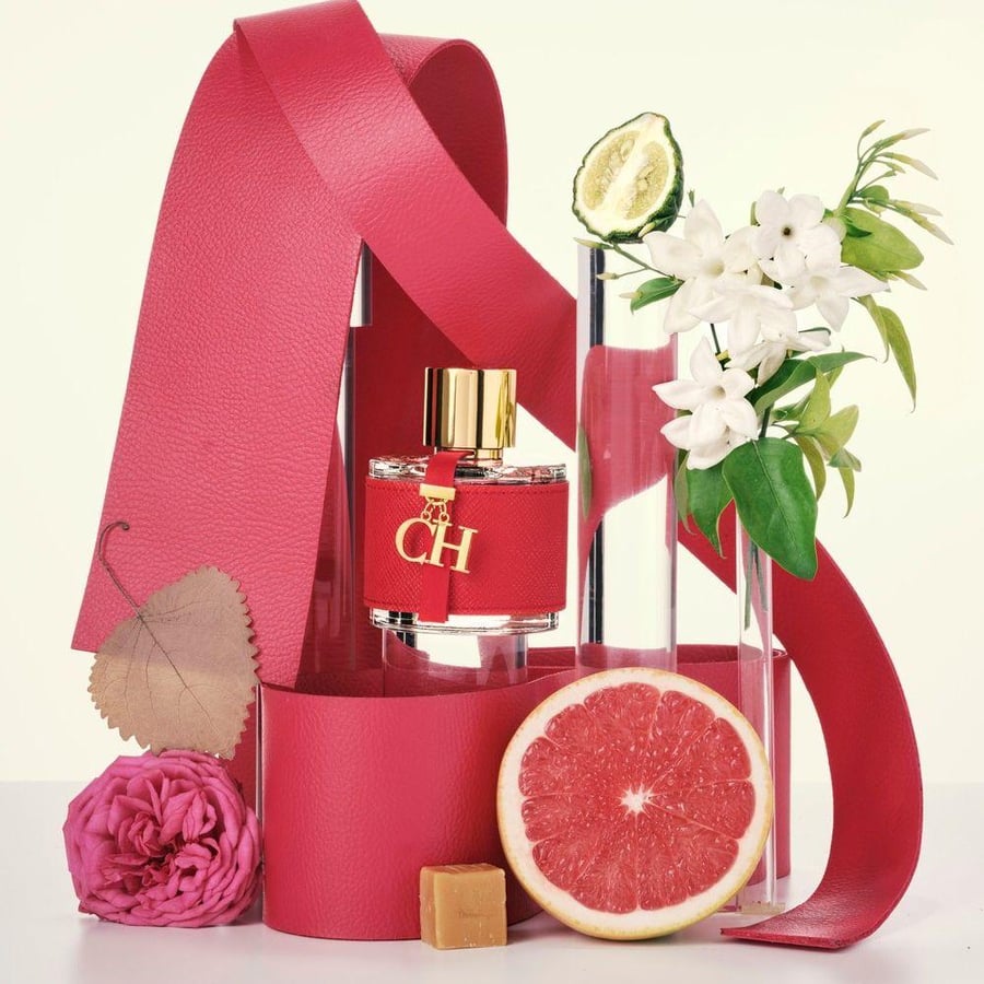 عطر سي اتش او دو تواليت من كارولينا هيريرا زجاجة حمراء بغطاء ذهبي