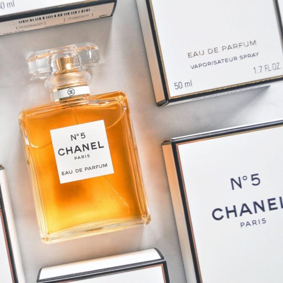 عطر او دي بارفيوم شانيل نمبر 5 للنساء 50 مل بلون ذهبي
