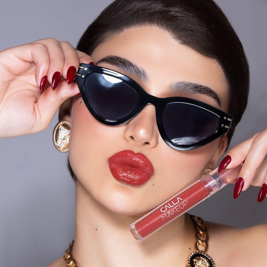 ملمع شفاه سائل لامع Calla Makeup درجة أحمر أنبوب شفاف 3827