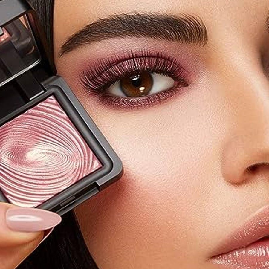 ظل عيون مائي سائل من KIKO لمسة لامعة خفيفة قابلة للدمج لإطلالة نهارية ومسائية