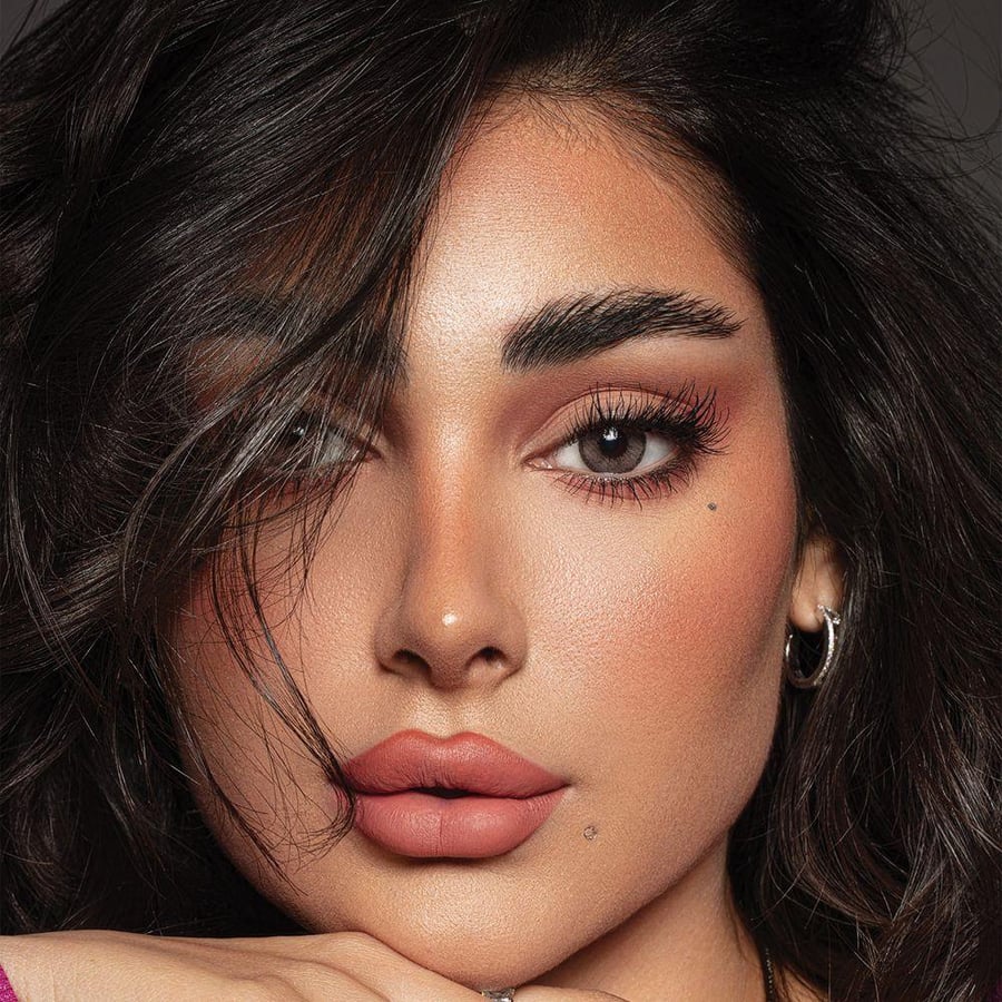 عدسات زينة ملونة امارا شاي لمظهر طبيعي ومريح للعين
