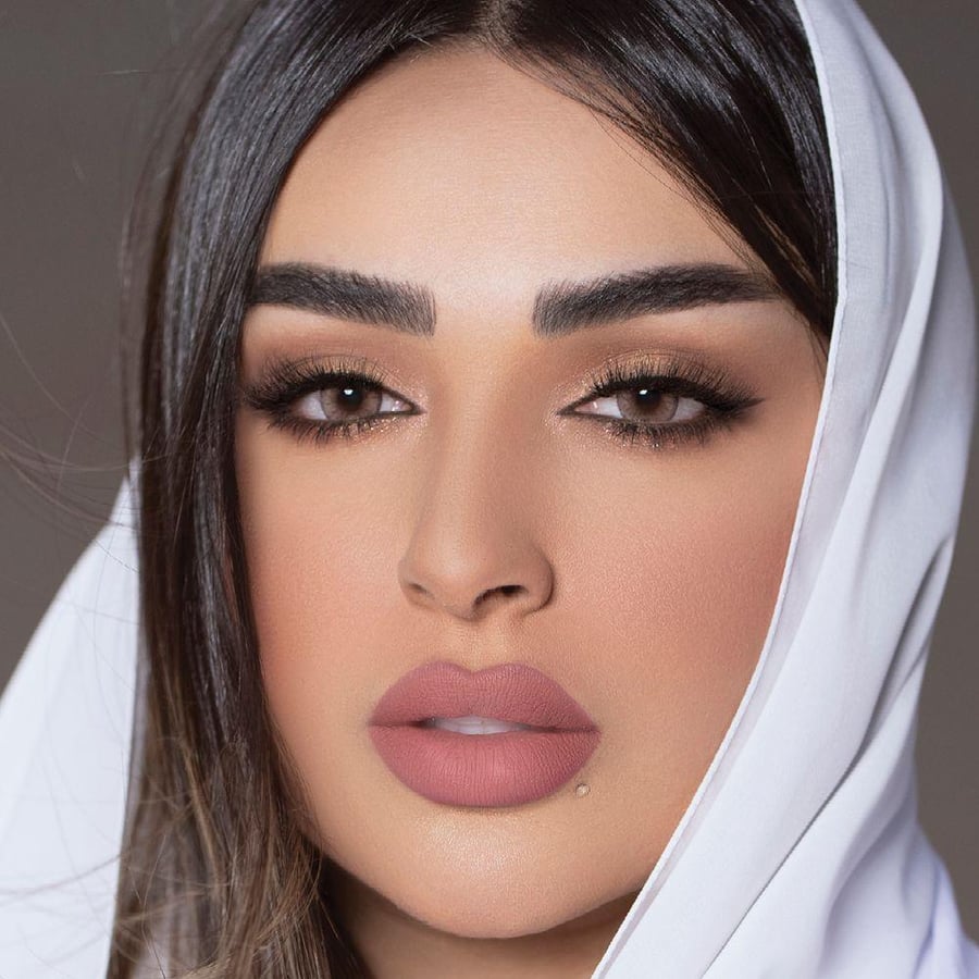 عدسات زينة ملونة ساندي من امارا لإطلالة عيون طبيعية