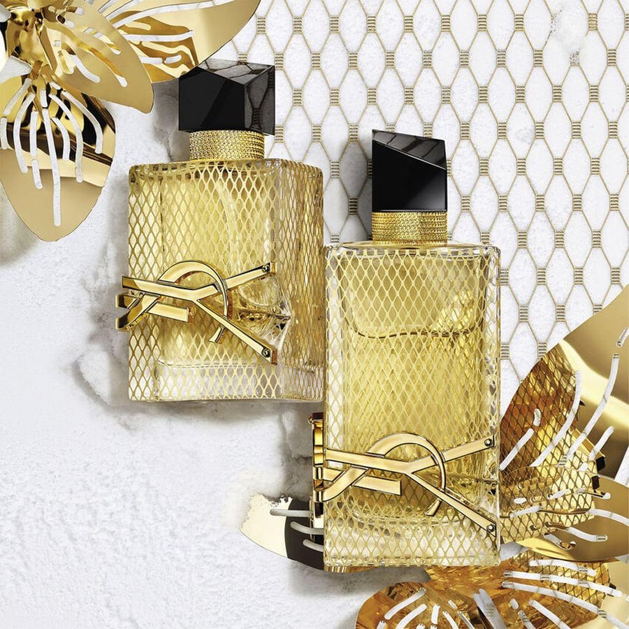 عطر او دو برفيوم ايف سان لوران زجاجة ذهبية مستطيلة بتصميم قوس