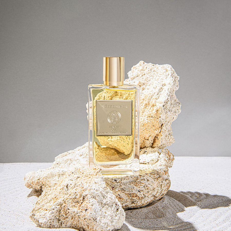 عطر تيندر عود او دو برفيوم من Mizensir زجاجة مستطيلة وملصق ذهبي
