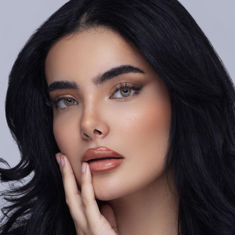 عدسات زينة ملونة هوت كوكا من بيوتيس لمسة طبيعية أنيقة