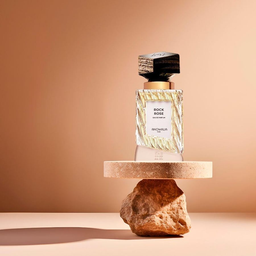 عطر او دي بارفيوم روك روز من انوماليا زجاج شفاف وغطاء ذهبي
