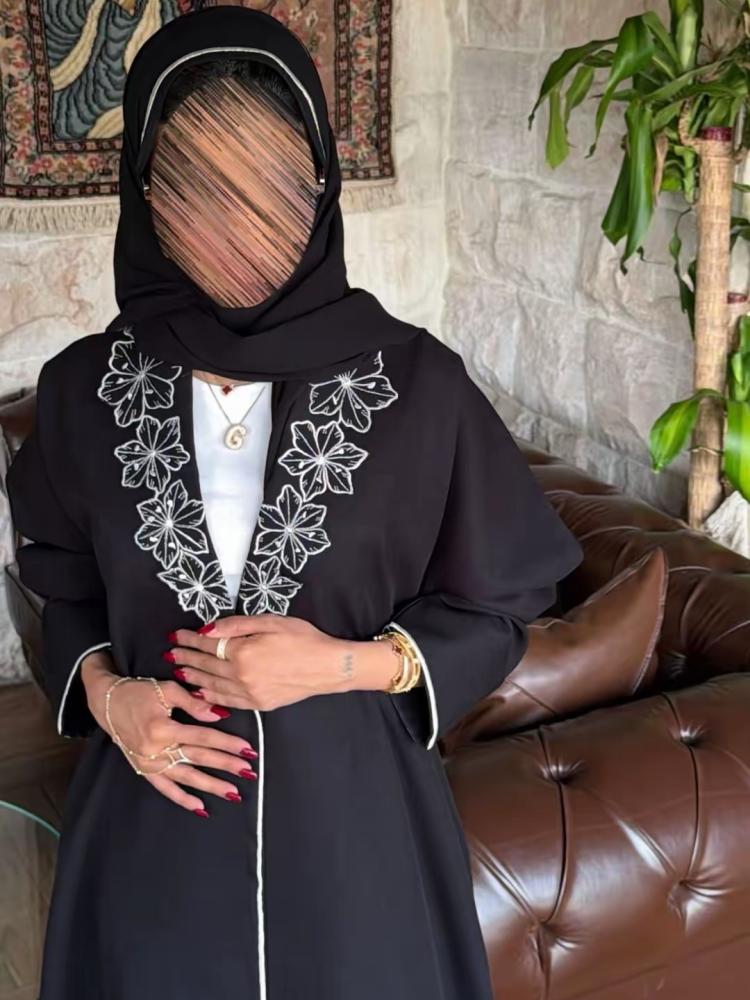 عباية لامار أسود مع تطريز فضي