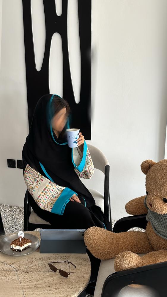 عباية انترنت اسود مع اكمام تركواز ازرق