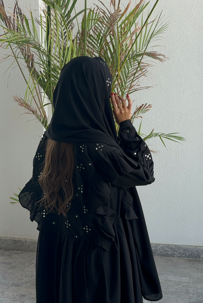 عباية لي لين اسود مع تطريز ترتر فضي