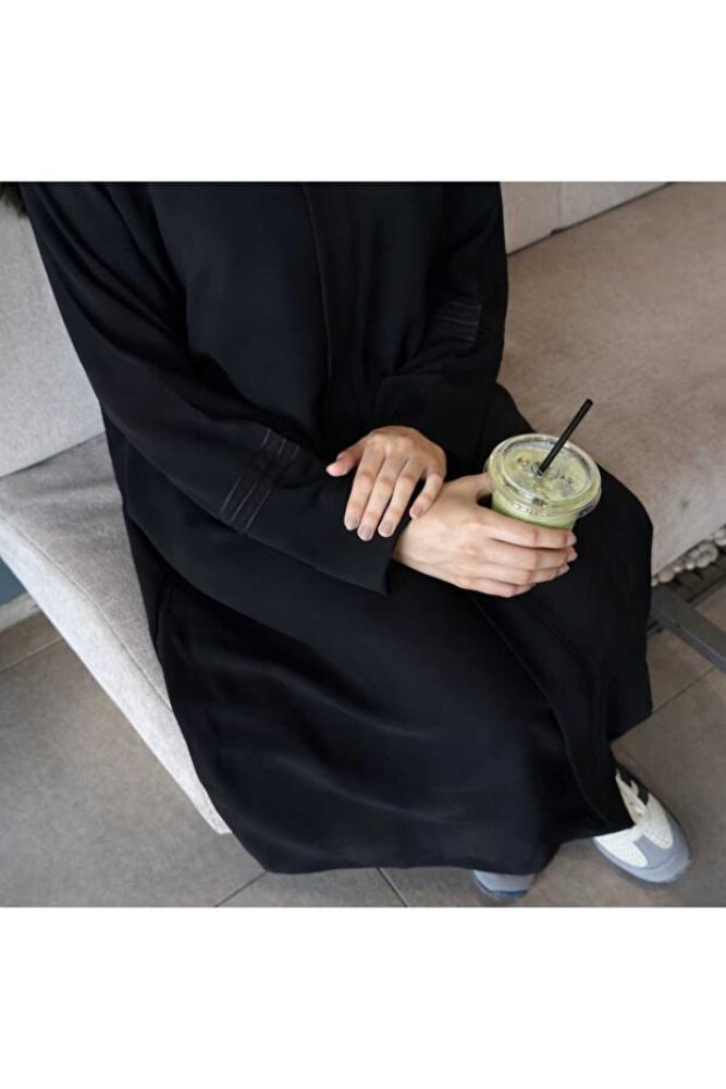 عباية سوداء أنيقة بلمسة عصرية