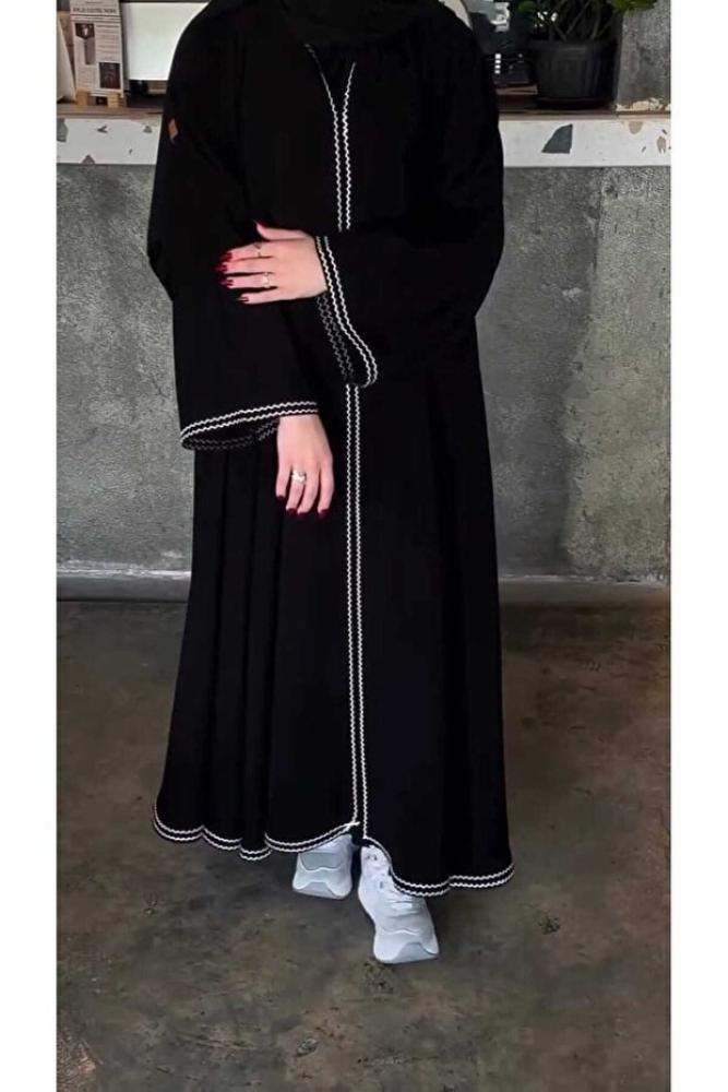 عبايه نص كلوش على كلفه تحت وفي اليد كم واسع زرار امام