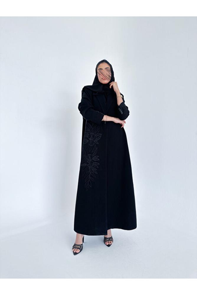 عباية بليزر مطرزة باللون الأسود