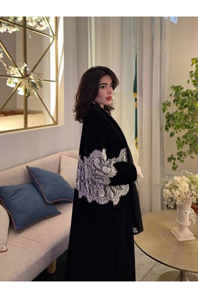 Classy She عباءة أنيقة جديدة من قطعتين مع تطريز دانتيل وفتحة أمامية (تأتي مع غطاء رأس مطابق)