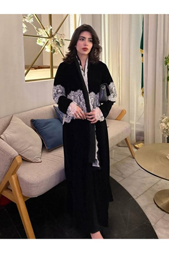 Classy She عباءة أنيقة جديدة من قطعتين مع تطريز دانتيل وفتحة أمامية (تأتي مع غطاء رأس مطابق)
