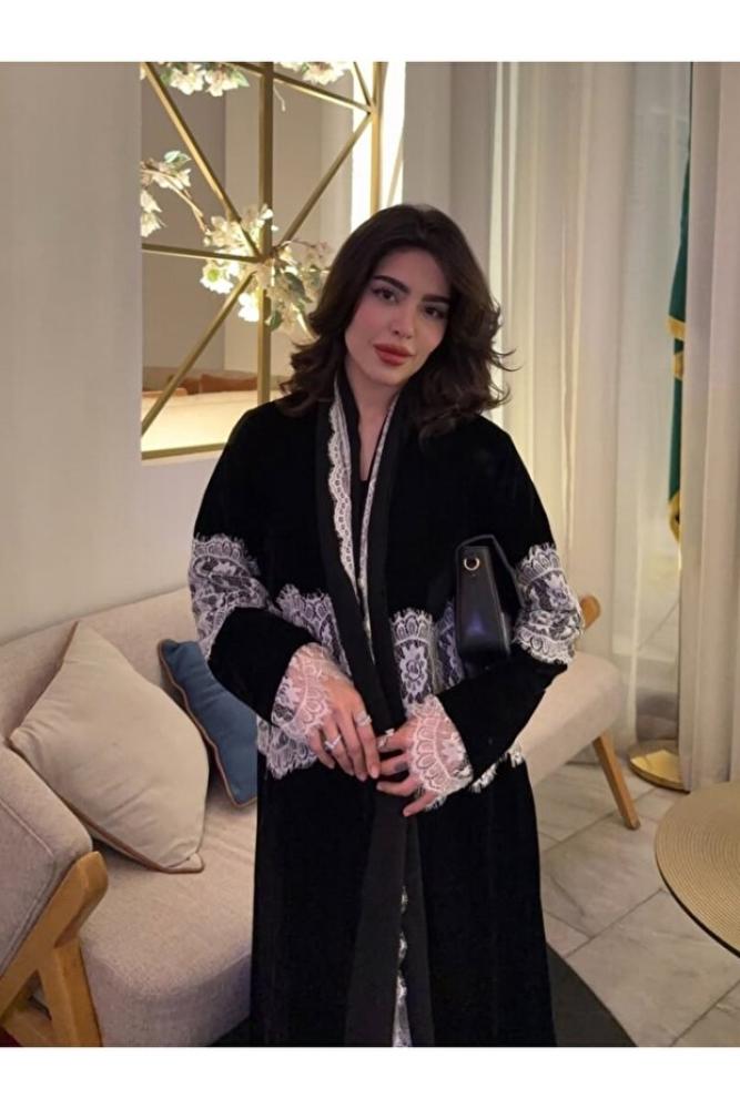 Classy She عباءة أنيقة جديدة من قطعتين مع تطريز دانتيل وفتحة أمامية (تأتي مع غطاء رأس مطابق)